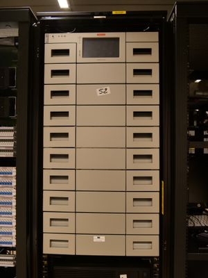 un rack contenant de nombreux types d'ordinateurs différents