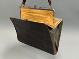 sac à main en cuir marron avec doublure dorée et poignée marron