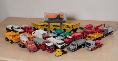 beaucoup de petits camions jouets posés sur une table