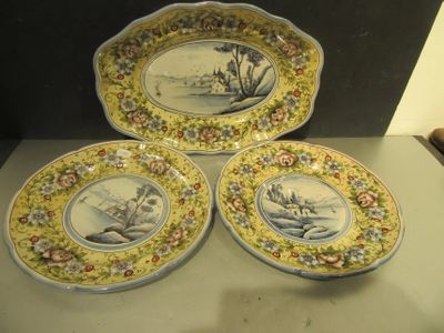 trois assiettes à motifs différents posées sur une table