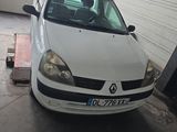 la photo d'une voiture blanche garée dans un garage