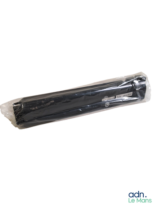 un stylo noir emballé dans du plastique sur fond blanc