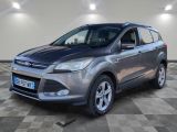 La Ford Kuga est garée sur un sol à damier dans un garage