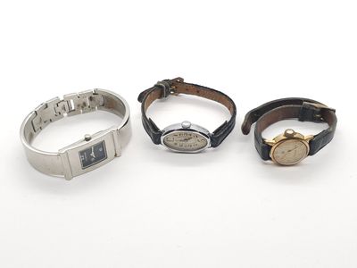 trois montres différentes posées sur une surface blanche, sur fond blanc