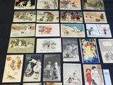 Plusieurs vieilles cartes postales représentant des personnes et des enfants sont posées sur une table