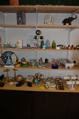 une étagère en bois sur laquelle sont disposés de nombreux objets divers