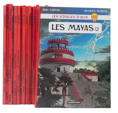 les livres sont alignés sur une surface blanche