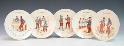 six assiettes en porcelaine ornées de portraits sur fond blanc