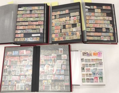 beaucoup de timbres dans une chemise sur la table