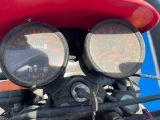 un gros plan d'une moto équipée de deux compteurs de vitesse