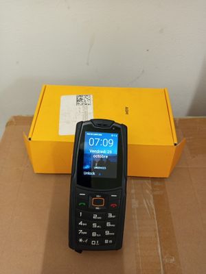 un téléphone portable posé sur une boîte