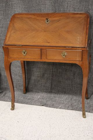 Bureau de pente Louis XV en bois de placage ouvrant à 2 tiroirs e...