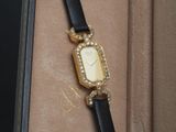 une montre rangée dans un écrin