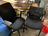 Un bureau simple plateau imitation bois, un fauteuil de bure…