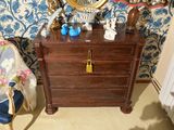 une commode avec un miroir et une chaise bleue dans une pièce