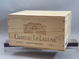 La caisse en bois contient une bouteille de vin posée sur un support