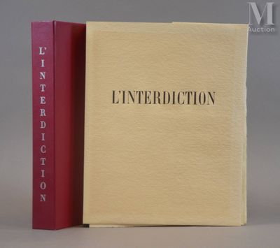 deux livres posés l'un à côté de l'autre sur une table