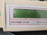 une horloge située sur le côté d'une machine dotée d'un écran vert