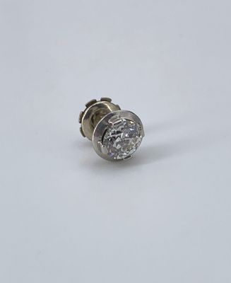 un seul diamant au milieu de l'oreille