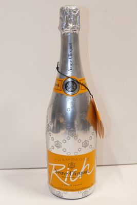Des bouteilles de champagne sont alignées sur une surface blanche