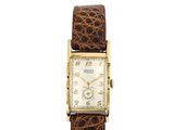 gros plan d'une montre sur fond blanc avec un bracelet marron