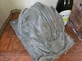 un casque de pompier posé sur une table à côté d'une bouteille de vin