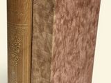 un livre posé sur une table