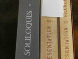 plusieurs livres sont empilés sur une table