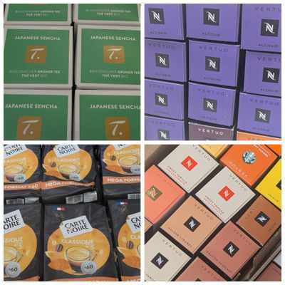 de nombreuses boîtes de café exposées dans un magasin