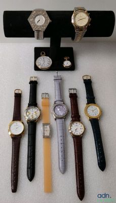 un grand nombre de montres posées sur une table
