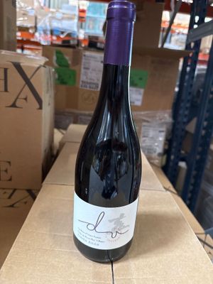 une bouteille de vin posée sur un carton