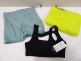 deux paires de brassières de sport et un short
