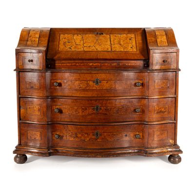 une vieille commode en bois avec un plateau en marbre