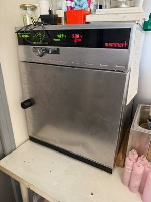 une machine posée sur le comptoir d'une cuisine