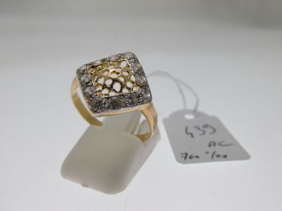 une photo d'une bague en or et diamants avec une étiquette de prix