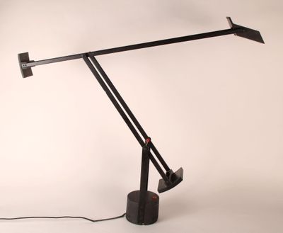 une image représentant une lampe de bureau noire sur fond blanc