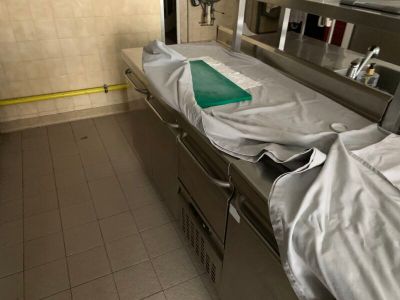 deux lits dans une chambre d'hôpital, recouverts de couvertures