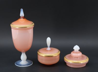 Partie de service de toilette en verre opalescent rose et bl…