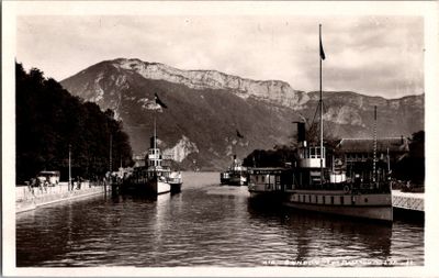 deux bateaux qui se trouvent dans l'eau près d'une montagne