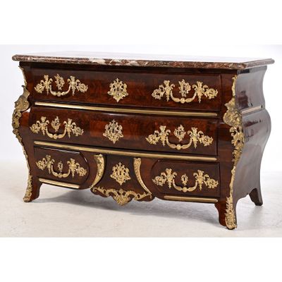 une commode dont le dessus est en marbre