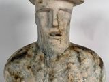 statue d'un homme coiffé d'un chapeau