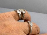 une personne tenant une bague sertie d'un diamant