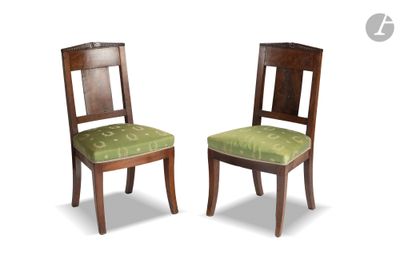 deux chaises en bois avec des assises rembourrées vertes sur fond blanc