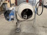 une bétonnière posée au milieu d'un immeuble