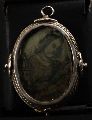 Petit pendentif reliquaire en argent de Sainte Barbe sur par…
