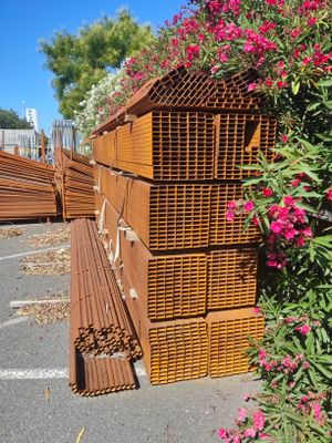 un tas de bois qui se trouve sur le parking