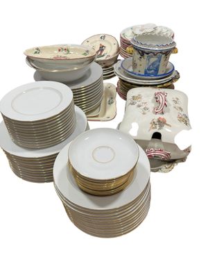 a lot of plates and bowls that are stacked together