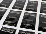 beaucoup de paquets de cigarettes posés sur une table