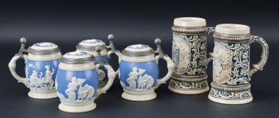 cinq tasses bleues et blanches posées les unes à côté des autres