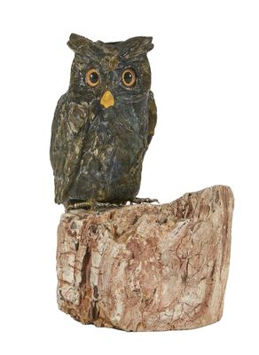 statue d'un hibou perché sur une souche d'arbre, sur fond blanc
